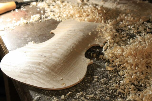 Le tout début d’une voûte de Flandrais, ça donne ça; les rabots dansent et les copeaux volent ! 

#violin #violinmaker #violon #violinmakers #lutherie #wood #tools #whatsonmybench #maple #violinmakershop #violinmakersworkshop #violinmakerinthemaking #womeninlutherie #workbench #larochelle #larochellemaville