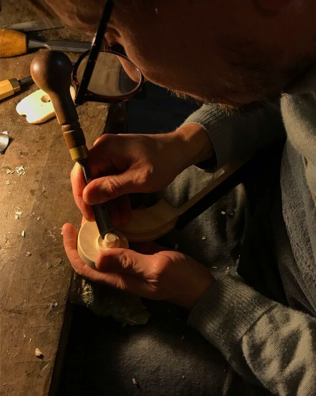 Olivier qui sculpte la tête du prochain Flandrais, un alto ! 

#violon #violinmaking #violinmaker #violin #luthier #liuteria #woodworking #wood #luthier #boudeurprofessionnel #wood